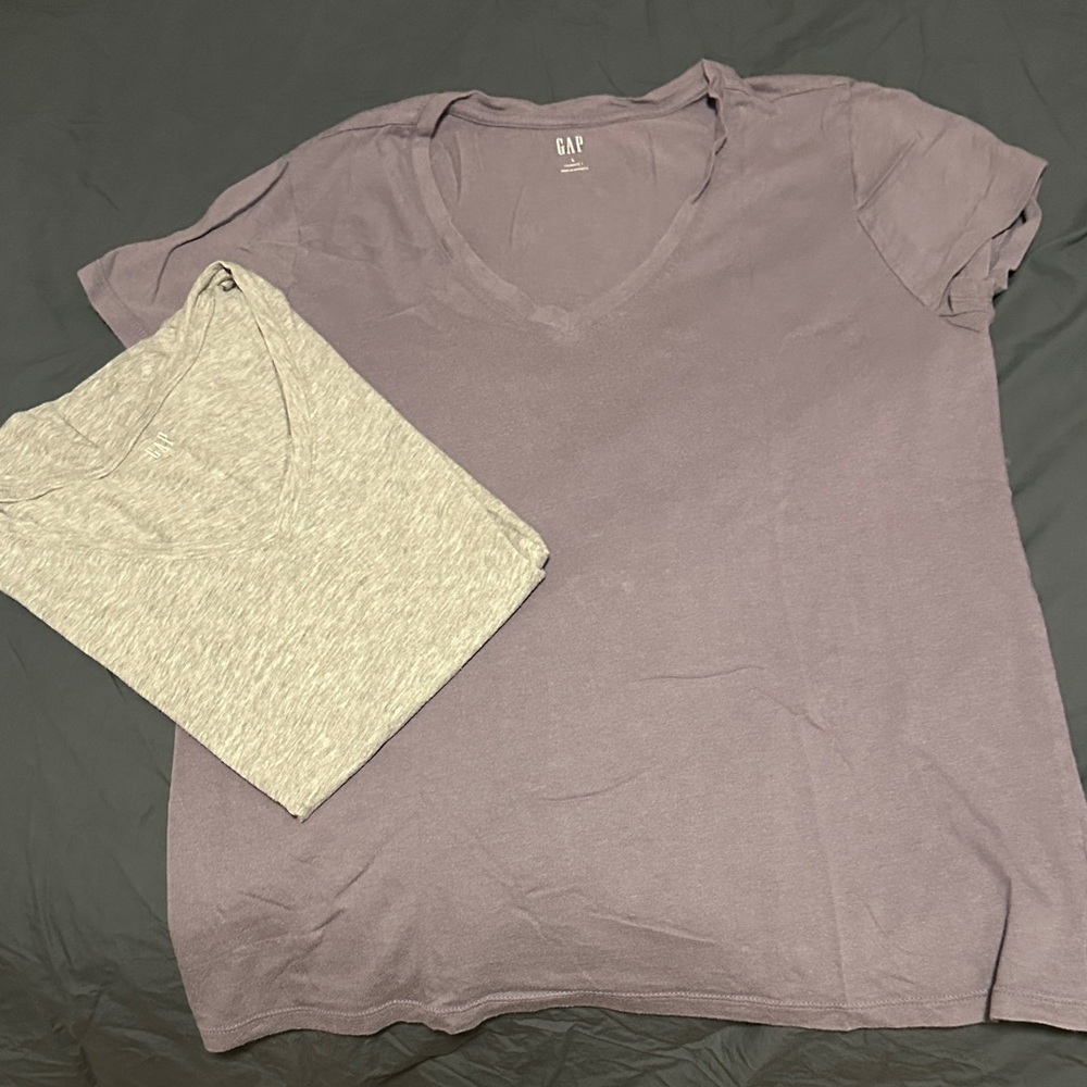 GAP Heathered Purple and Gray V-Neck Tees